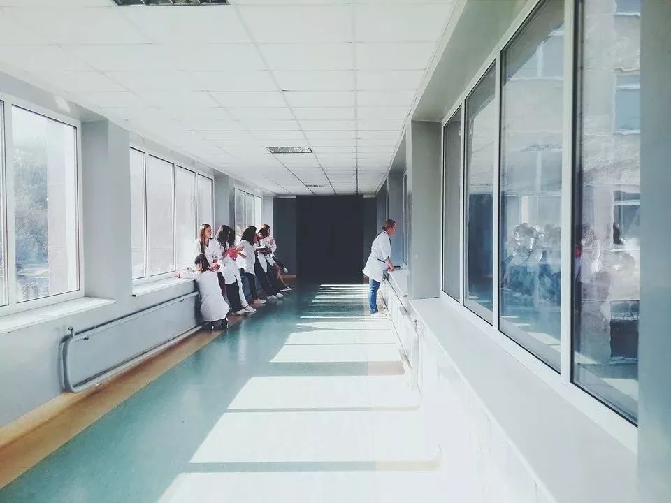 心理急救熱線：醫(yī)護(hù)人員應(yīng)對(duì)壓力的策略和方法