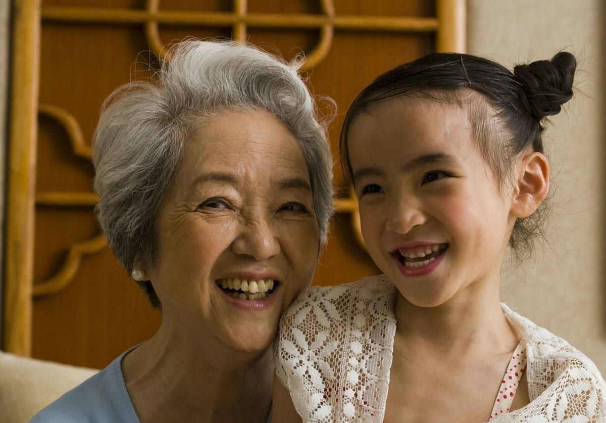 奶奶帶的孩子和爸爸媽媽不親該怎么辦？