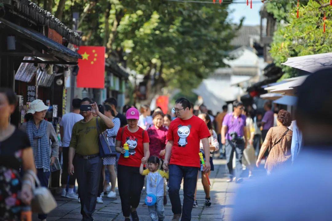 假期迷思：為啥假期總是過得比平?？欤?></p><p>心理學(xué)家建議，如果覺得平時上班過得太慢，那就嘗試改變一些固有的行為方式吧！</p><p>比如選擇另一條路線去上班、提前一站下車步行去辦公室、每天午餐都換些花樣等，讓記憶多增加一些新事物，這些都可以改變對時間的知覺。</p><p>一旦掌握了大腦判斷時間長短的方法，生活中就會少一些無聊與<a href='http://www.bjsmtg.com/zhuanti/keyword/jiaolv.html'>焦慮</a>，多一些歡樂與充實。</p><p>換句話說，要讓生命充滿新鮮感，就用嬰兒的眼光去重新審視生活吧，你會發(fā)現(xiàn)全新的生活與自己哦！</p><p>最后，小編在此祝大家不論休假還是上班都能過得開心充實！去吧！工作正召喚你呢！哈哈哈哈！</p>				<p class=