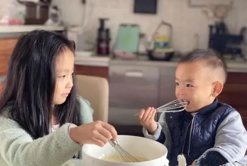 育兒心理：家長該不該教哥哥姐姐讓著弟弟妹妹