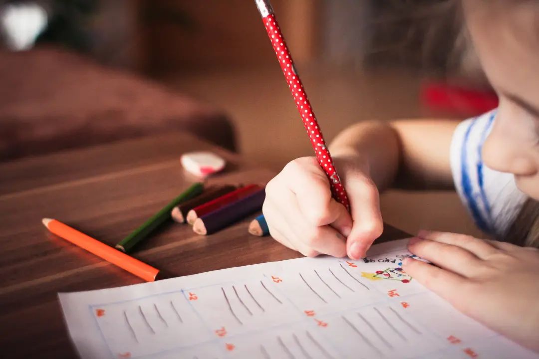 輔導(dǎo)孩子功課時，如何避免焦慮和控制憤怒