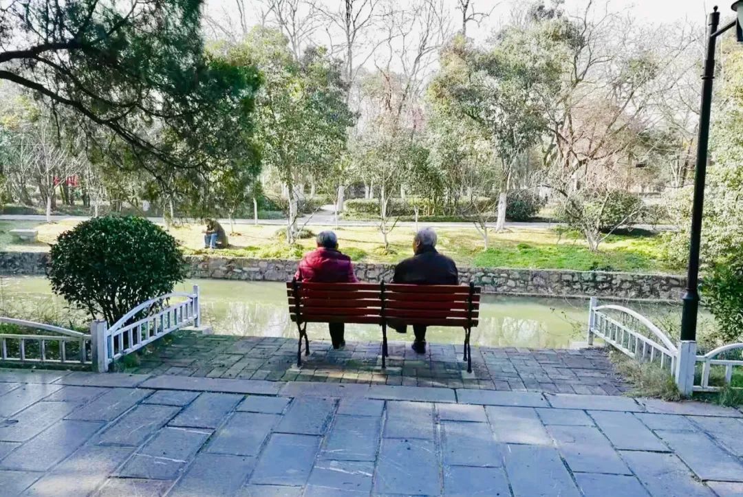 抑郁之后，丈夫開始拉著我的手睡覺