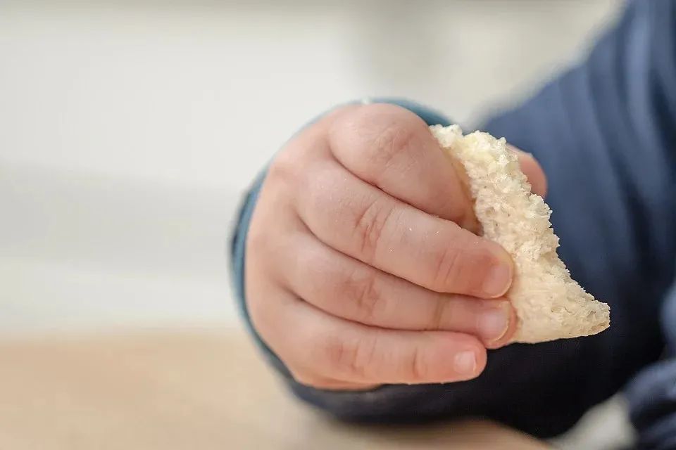 孩子吃手是什么心理原因？