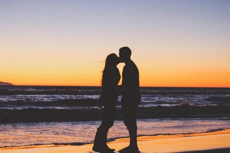 結婚不到半年，發(fā)現不合適應該離婚嗎?  