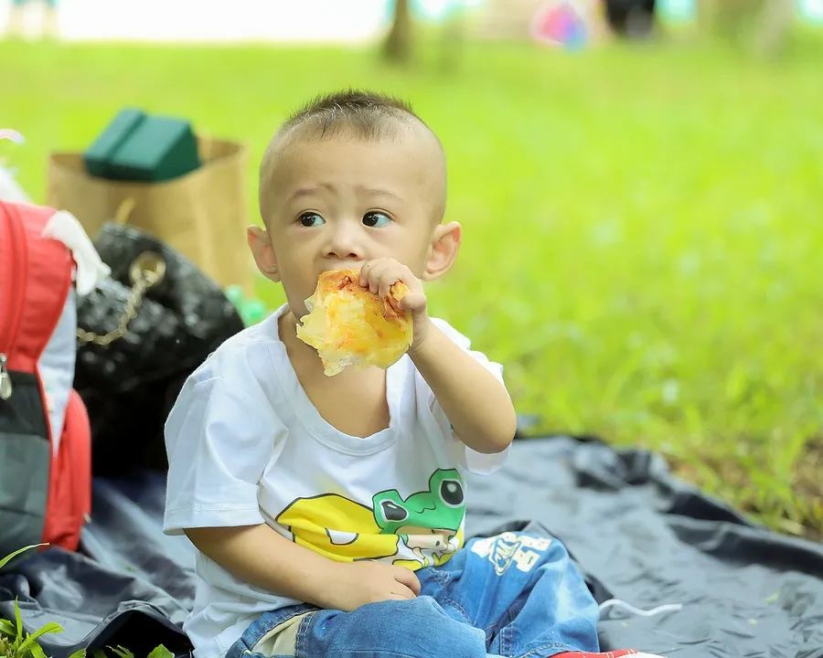 為什么寶寶和其他孩子一起吃飯會(huì)更香？