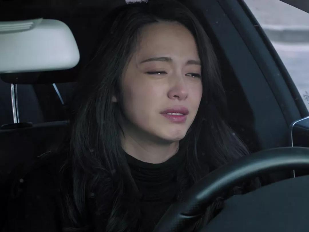 有錢又漂亮的女人會(huì)找窮小子嗎？