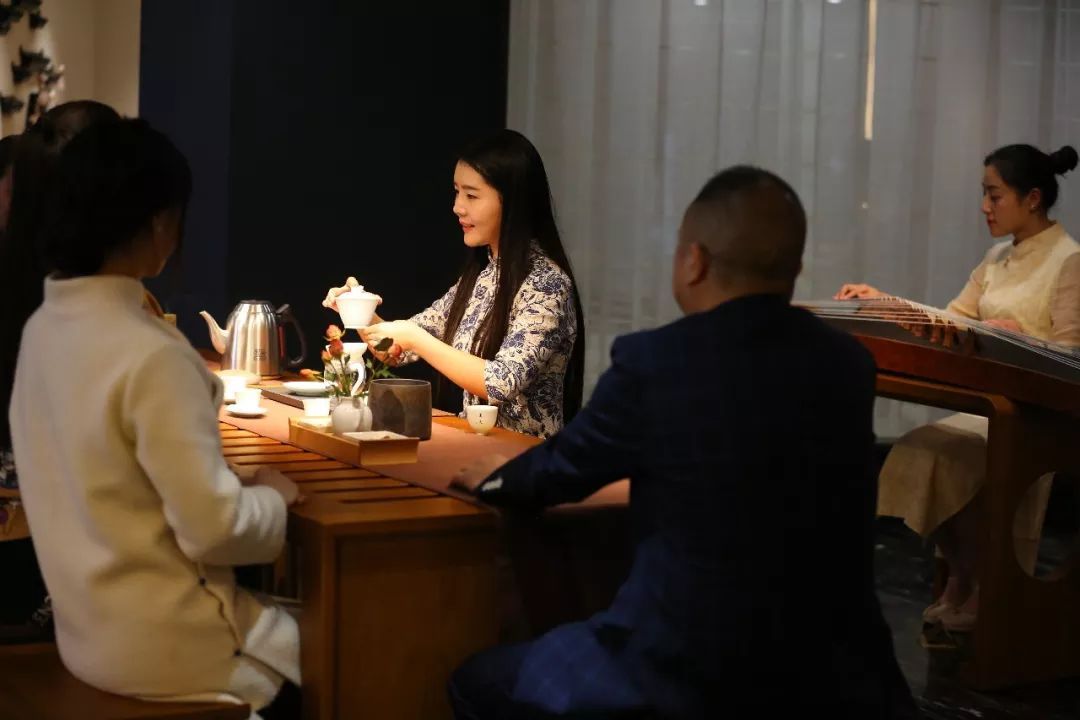 心理治療師：學(xué)會(huì)傾聽自己關(guān)注自己的情緒表現(xiàn)
