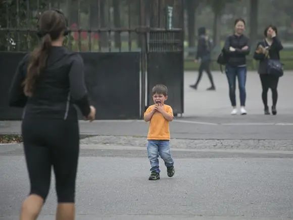 孩子黏人的背后，其實是這項需求沒被滿足