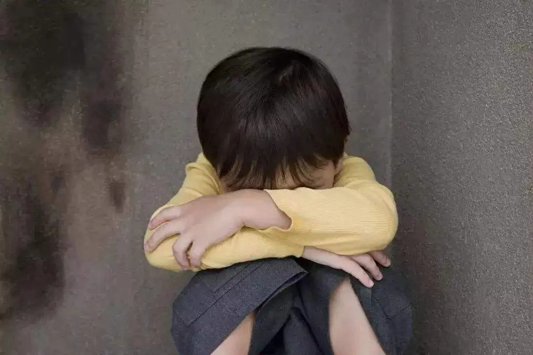 孩子非常害怕自己的爸爸、會(huì)讓孩子變成雙面人