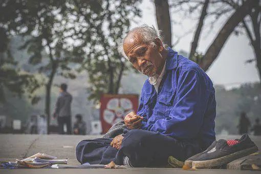 當(dāng)科幻想象照進(jìn)家庭倫理、書籍推薦《贍養(yǎng)上帝》