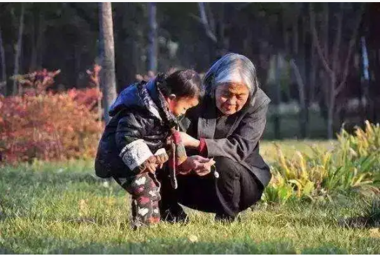 生的是男孩婆婆卻給帶，二胎是女孩婆婆卻這樣做
