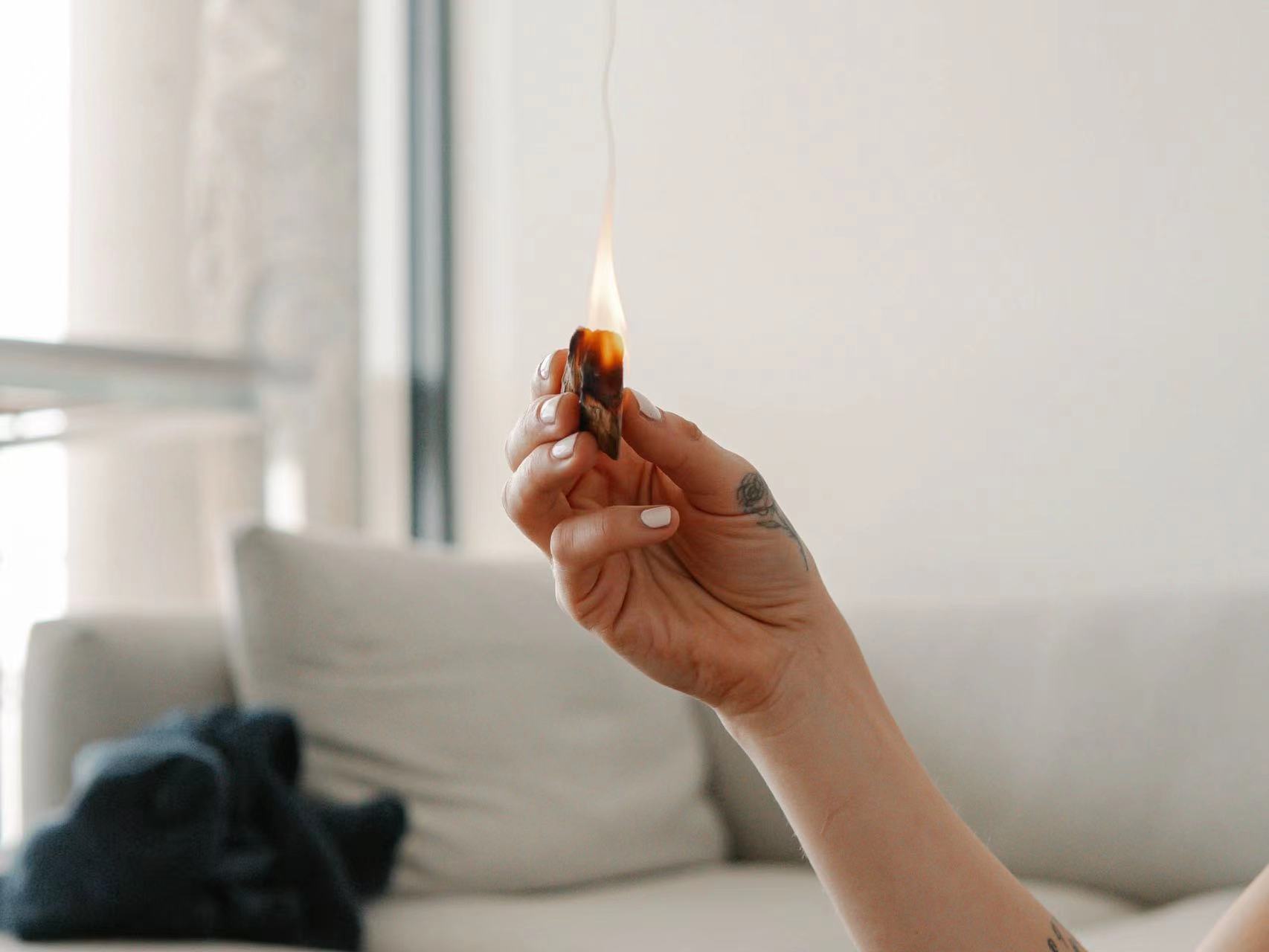 血脈相連：探索成人亂倫小說中隱藏的情感和欲望