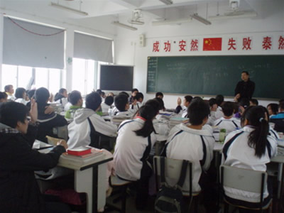 了解初中生的心理特點(diǎn)和發(fā)展規(guī)律，才能有效的幫助孩子在心理上健康成長(zhǎng)