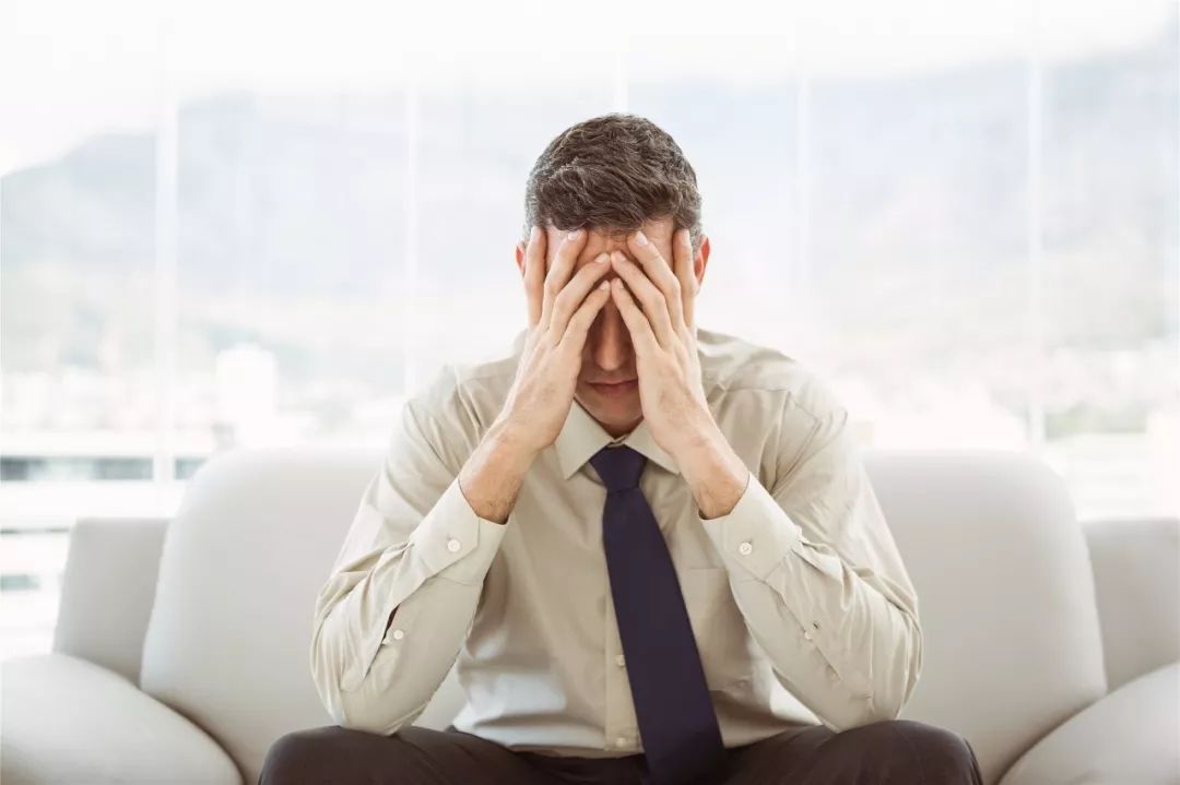 患有嚴重躁狂癥的表現(xiàn)，應該怎么治療改善？